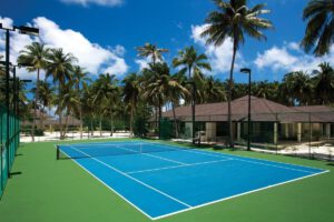 Ein Tennisplatz des Atmosphere Kanifushi Maldives, Malediven