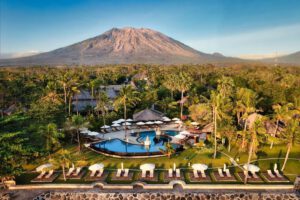 Luftbild mit Vulkan, Siddhartha Oceanfront Resort & Spa, Bali, Indonesien