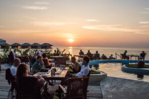 Sonnenuntergang mit Drinks, Filitheyo Island Resort, Faafu Atoll, Malediven