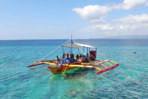 Tauchen mit dem Boot, Sunset Dive Resort, Bohol, Philippinen