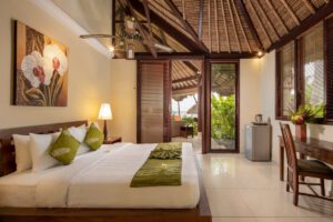 Innenansicht eines Zimmers im Alam Anda Ocean Front Resort & Spa, Bali, Indonesien