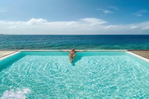 Pool des Cinnamon Velifushi, Malediven
