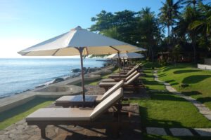 Sonnenliegen mit Meerblick, Siddhartha Oceanfront Resort & Spa, Bali, Indonesien