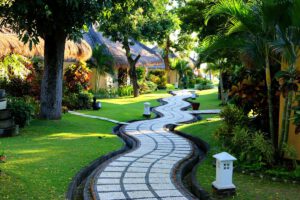 Gartenanlage des Siddhartha Oceanfront Resort & Spa, Bali, Indonesien