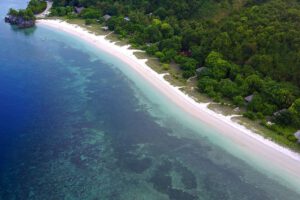 Luftbild der Bungalows der Alor Divers – Eco Dive Resort, Alor, Indonesien