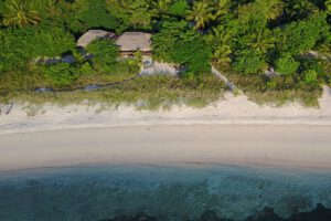 Luftbild vom Strand, Alor Divers – Eco Dive Resort, Alor, Indonesien