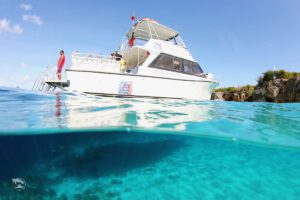 Ein Tauchboot des Lions Dive & Beach Resort, Curacao, Karibik