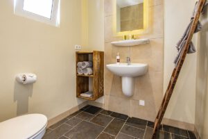Badezimmer eines Classic King Room, Bayside Boutique Hotel Curacao, Karibik