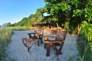 Strandbar und Lounges der Alor Divers – Eco Dive Resort, Alor, Indonesien