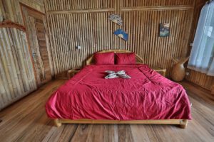 Innenansicht eines Cottage im Proco Island Bambu Resort, Halmahera, Indonesien