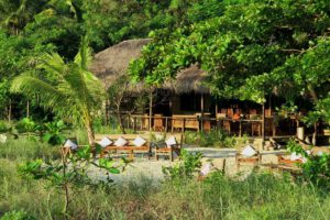 Strandbar mit Lounges, Alor Divers – Eco Dive Resort, Alor, Indonesien