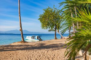 Tauchboot des Kuda Laut Boutique Dive Resort, Sulawesi, Bunaken, Indonesien