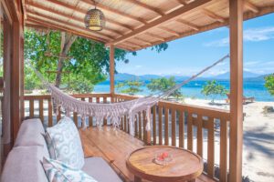 Eine Beach Villa im Kuda Laut Boutique Dive Resort, Sulawesi, Bunaken, Indonesien