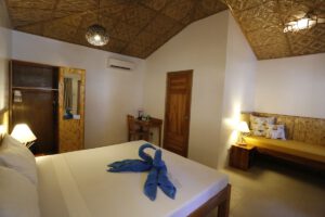 Bungalow von innen, Magic Ocean Dive Resort, Bohol, Philippinen