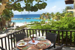Meerblick mit Gaumenfreude, Lions Dive & Beach Resort, Curacao, Karibik