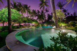 Pool am Abend, Villa Markisa – Private Beach Bungalows – Dive Resort, Bali, Indonesien