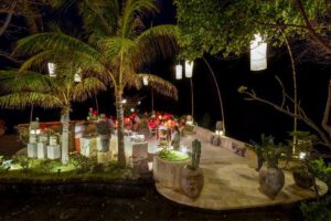 Abends im Alam Batu Beach Bungalow Resort, Bali, Indonesien