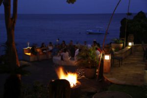 Lagerfeuerromantik, Alam Batu Beach Bungalow Resort, Bali, Indonesien