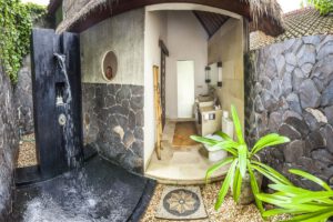 Offenes Badezimmer, Alam Batu Beach Bungalow Resort, Bali, Indonesien