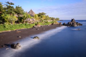 Schwarzer Sand, Alam Batu Beach Bungalow Resort, Bali, Indonesien