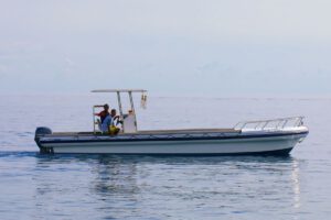Tauchboot des Alam Batu Beach Bungalow Resort, Bali, Indonesien