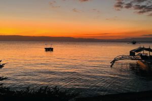 Sonnenuntergang vor dem Cabilao Sunset Dive & Beach Resort, Bohol, Philippinen