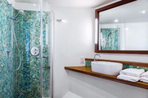 Das Badezimmer einer Kabine auf der Scubaspa Yang, Scubaspa Fleet, Malediven
