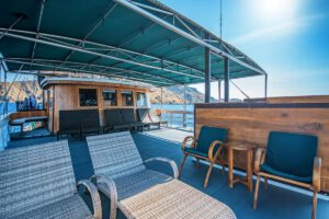 An Deck der M/V Pindito, Indonesien