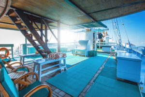 An Deck der M/V Pindito, Indonesien