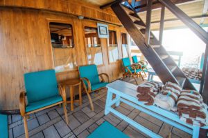 An Deck der M/V Pindito, Indonesien