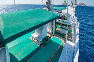 An Deck der M/V Pindito, Indonesien