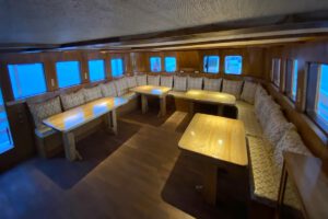 Der Salon der M/V Pindito, Indonesien