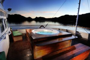 Whilrpool auf dem Oberdeck, Solitude One, Solitude World, Mikronesien, Philippinen