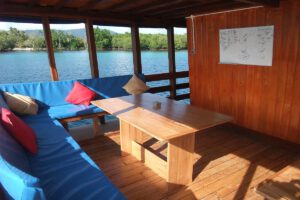 Lounge auf dem Achterdeck der KLM Sunshine, Blue Bay Divers, Sulawesi, Halmahera, Indonesien