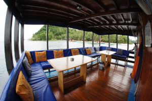 Lounge auf dem Achterdeck der KLM Sunshine, Blue Bay Divers, Sulawesi, Halmahera, Indonesien
