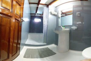 Ein Badezimmer einer Unterdeck-Kabine, M/V Amba, Malediven