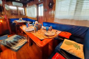 Salon der KLM Sunshine, Blue Bay Divers, Sulawesi, Halmahera, Indonesien