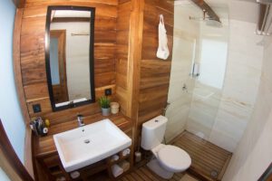 Kabine Badezimmer, Fenides Liveaboard, Indonesien