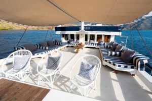 Lounge auf dem Oberdeck, MSY Seahorse, Wallacea Divecruise, Indonesien
