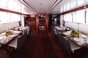 Der Salon, M/V Ambai, Wallacea Divecruise, Indonesien