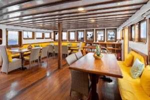Der Salon, MSY Seahorse, Wallacea Divecruise, Indonesien