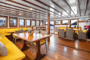 Der Salon, MSY Seahorse, Wallacea Divecruise, Indonesien