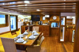 Der Salon, MSY Seahorse, Wallacea Divecruise, Indonesien