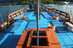 Das Vordeck der KLM Sunshine, Blue Bay Divers, Sulawesi, Halmahera, Indonesien