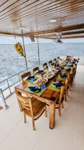 Buffet am Heck Moonima EcoProDivers Malediven