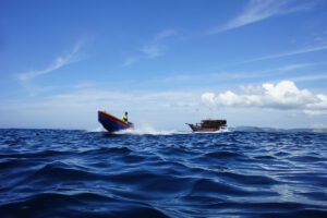 Ab zum Tauchen mit der KLM Sunshine, Blue Bay Divers, Sulawesi, Halmahera, Indonesien