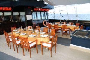 Dinner an Deck der Dewi Nusantara, Indonesien
