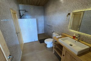 Badezimmer der One Bedroom Villa, Akasha Beach Club, Sulawesi, Indonesien