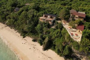 Luftbild des Akasha Beach Club, Sulawesi, Indonesien