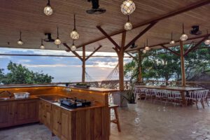 Das Restaurant des Akasha Beach Club, Sulawesi, Indonesien